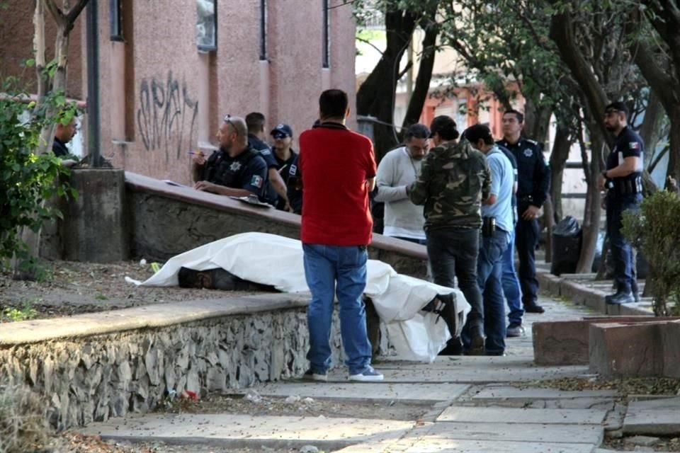 Frente a una parada de autobuses y a 40 metros de una estación del Macrobús, sicarios ejecutaron a un hombre en Miravalle.