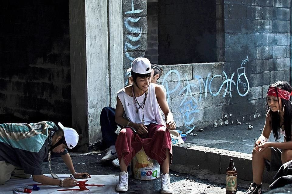 Juan Daniel García Treviño (al centro), protagonista de 'Ya No Estoy Aquí', tuvo un amigo que, deslumbrado por las armas y las trocas de los narcotraficantes, se metió con malas compañías.
