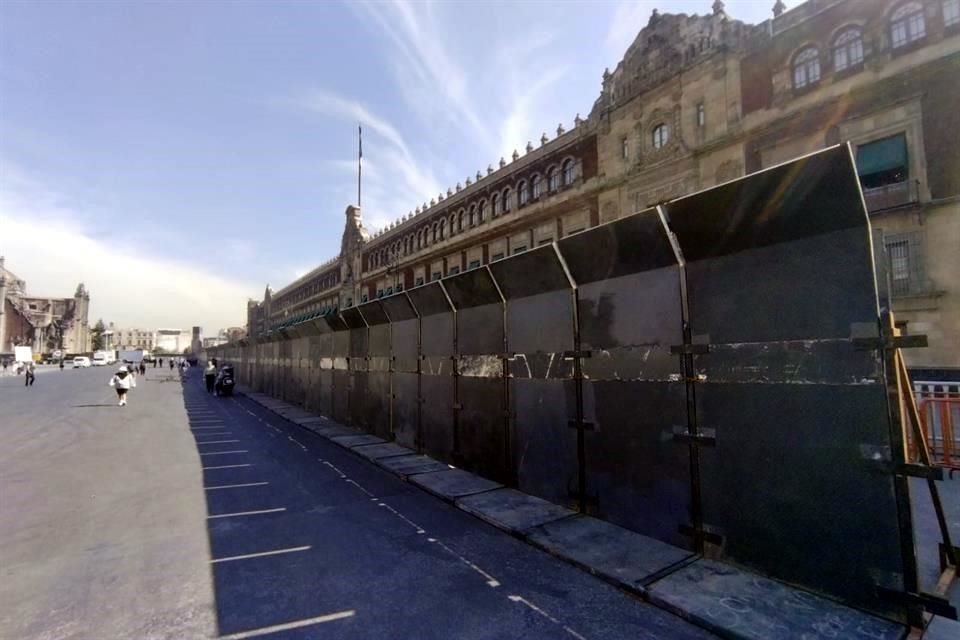 Vallas metálicas fueron colocadas frente a Palacio Nacional.