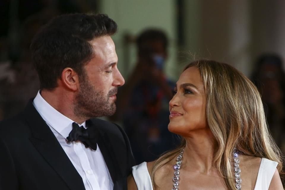 Jennifer Lopez y Ben Affleck quieren formar su hogar en una mansión de 64 millones de dólares en una exclusiva zona de Los Ángeles.