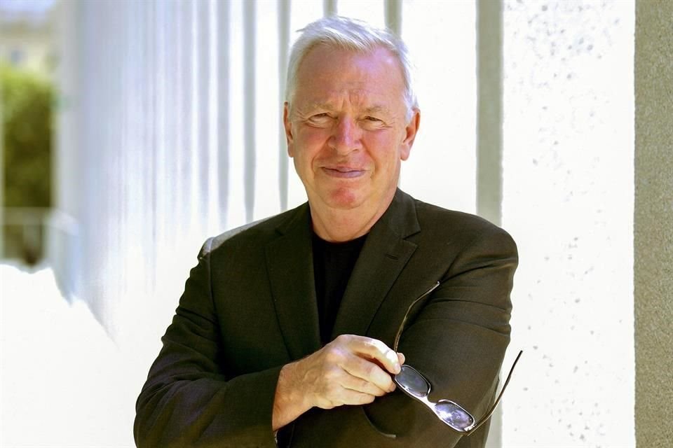 El arquitecto británico David Chipperfield fue reconocido por un 'diseño moderno atemporal que enfrenta las urgencias climáticas, transforma las relaciones sociales y revitaliza las ciudades'.