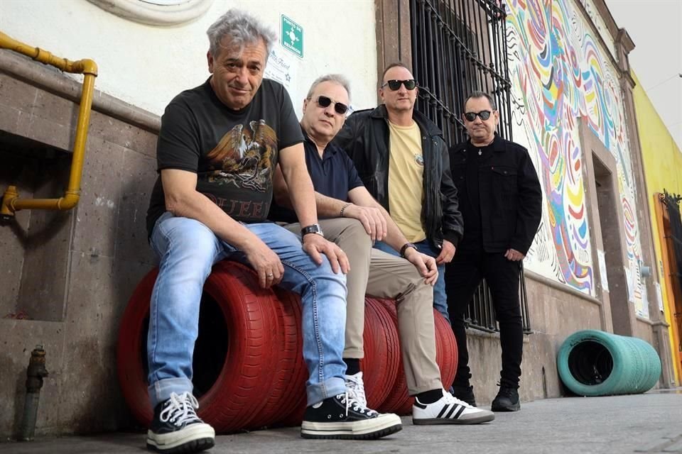 La banda española recorrió ayer las calles del Barrio Antiguo, en el Centro de Monterrey.