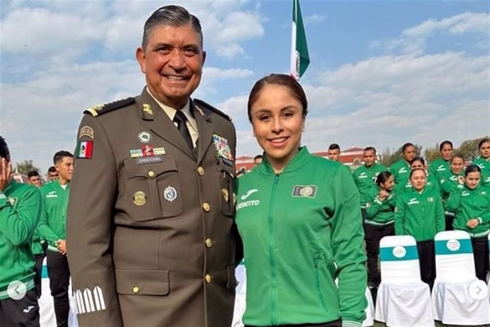 Además de destacar en el raquetbol, Longoria tiene el grado de teniente en el Ejército Mexicano.