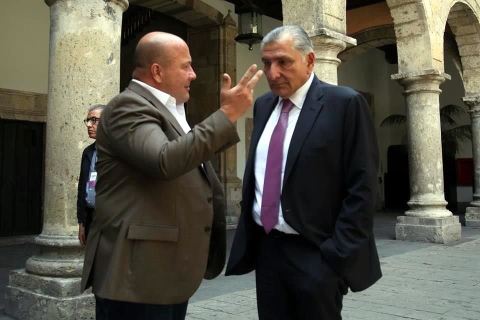 Enrique Alfaro (izq.) y Adán Augusto López charlaron ayer por unos minutos en Palacio de Gobierno.