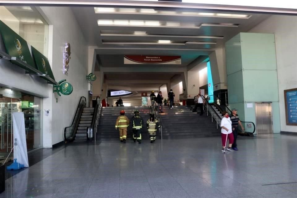Quienes trabajan la zona de comida rápida sospecharon que el fuego comenzó en el otro extremo, donde se ubica un cine.