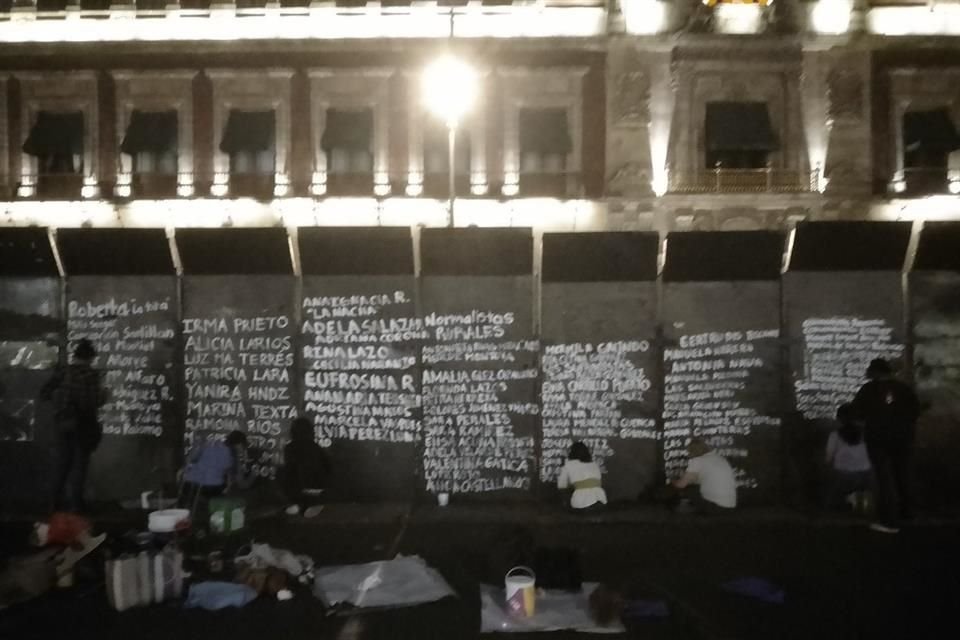 Durante la noche y madrugada de este 8 de marzo, las feministas escribieron mil nombres de mujeres víctimas de feminicidio, entre otros.