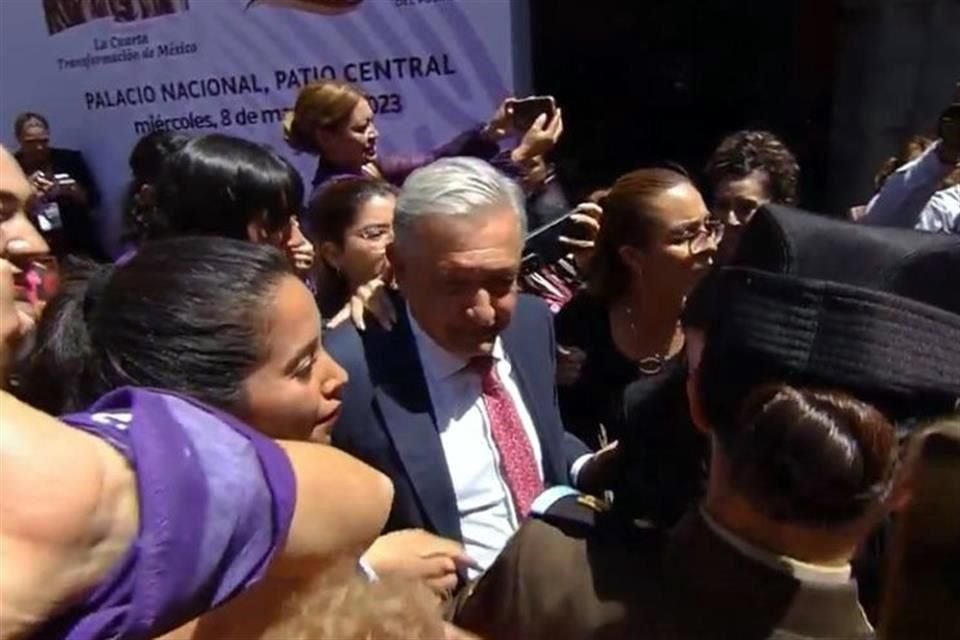 El Presidente encabezó el evento por el Día Internacional de la Mujer en Palacio Nacional.