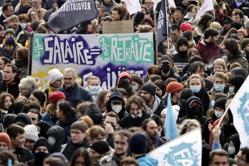 Con 201 votos a favor y 115 votos en contra, el Senado francés aprobó una iniciativa para retrasar la edad de jubilación de 62 a 64 años.