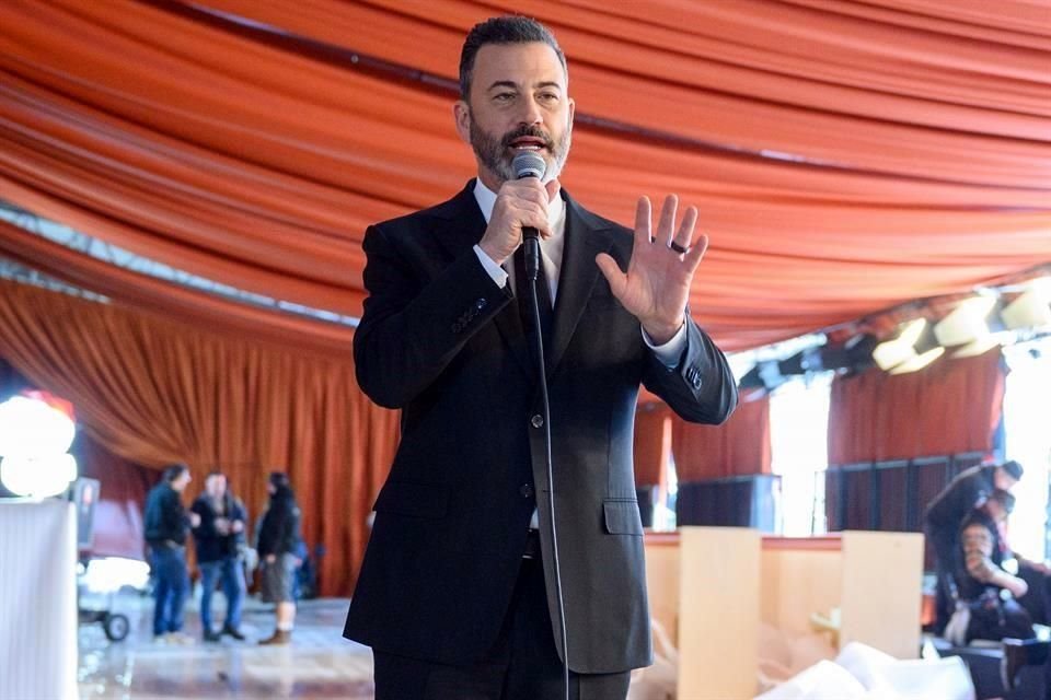 Jimmy Kimmel, conductor de la ceremonia, estuvo presente la tarde de este miércoles afuera del Teatro Dolby, donde se realizará la entrega 95 del Premio de la Academia.