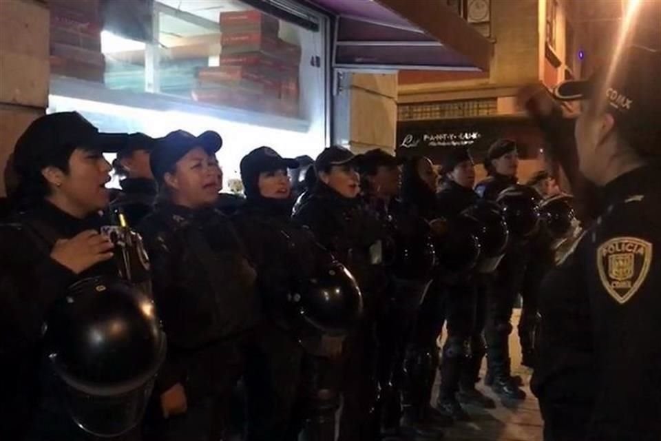 Mujeres policías abordaron unidades de la SSC para trasladarse a sus instalaciones.