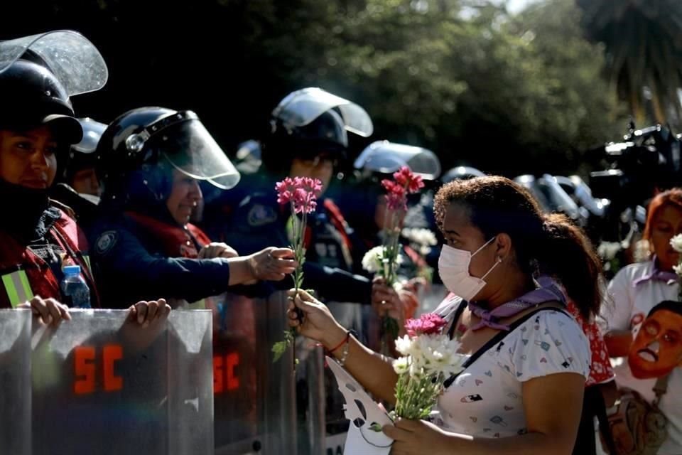 Mujeres entregaron flores y corazones morados a policías de la SSC.