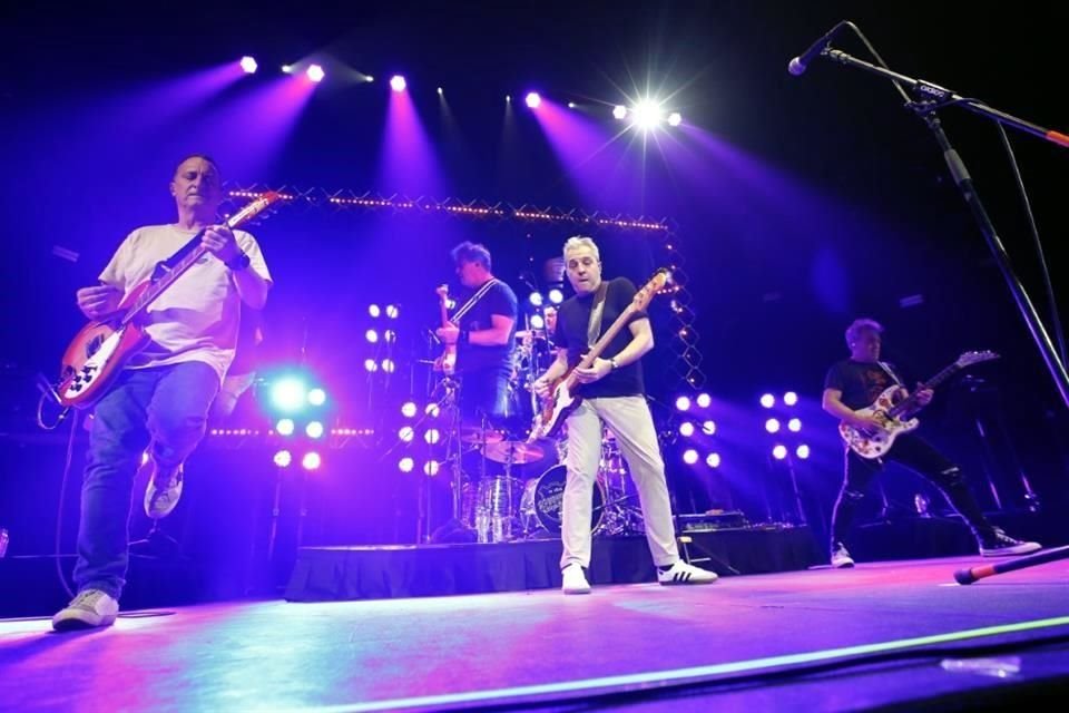 Los Hombres G prendieron a los asistentes con sus éxitos y celebraron 40 años de carrera.