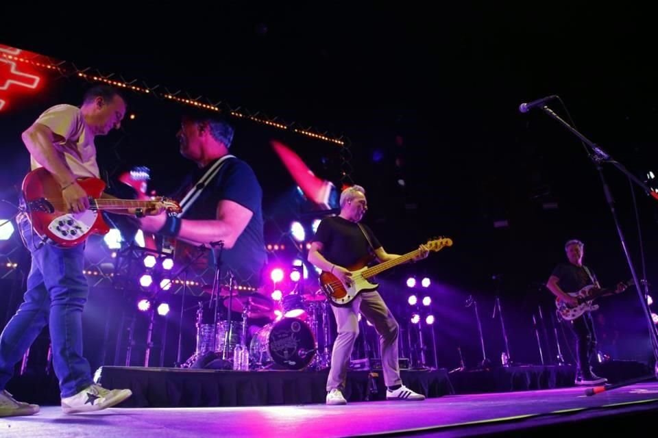 Los Hombres G prendieron a los asistentes con sus éxitos y celebraron 40 años de carrera.