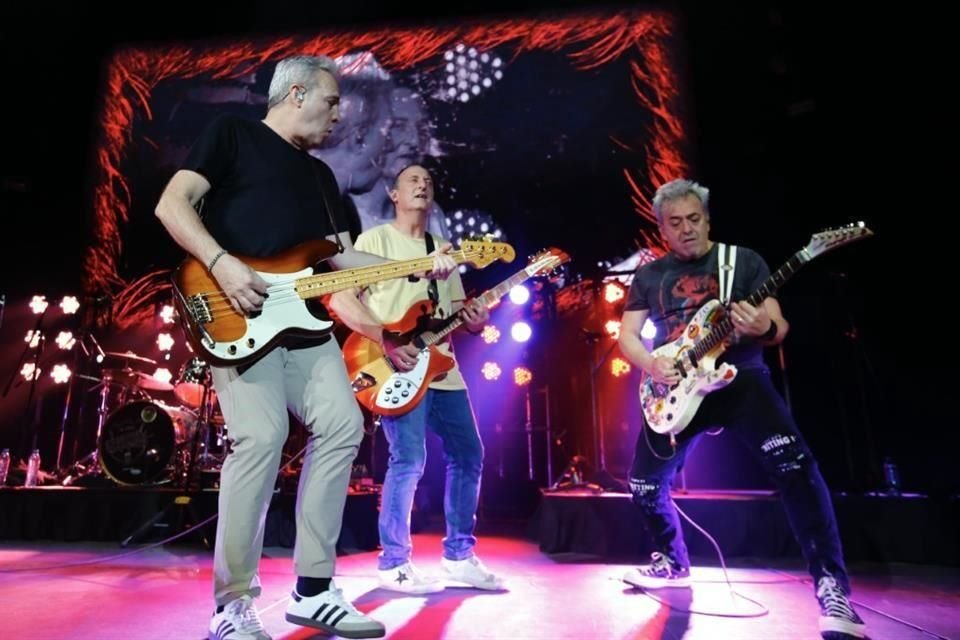 Los Hombres G prendieron a los asistentes con sus éxitos y celebraron 40 años de carrera.