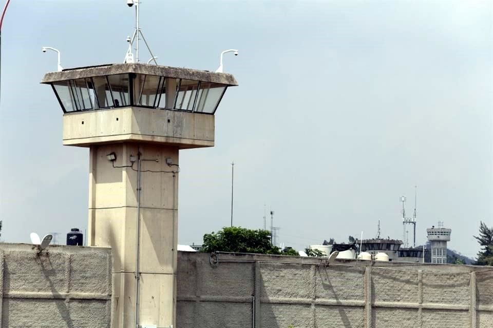 A cuatro kilómetros de la penitenciaría de Puente Grande, un mando de custodios del complejo fue despojado de la camioneta y del arma de fuego que tenía asignadas.  