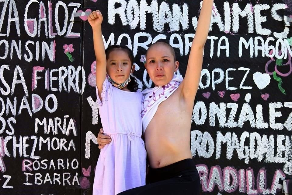 Lorena Estrada, de 27 años, marchó junto a su hija en el contingente de sobrevivientes de cáncer.