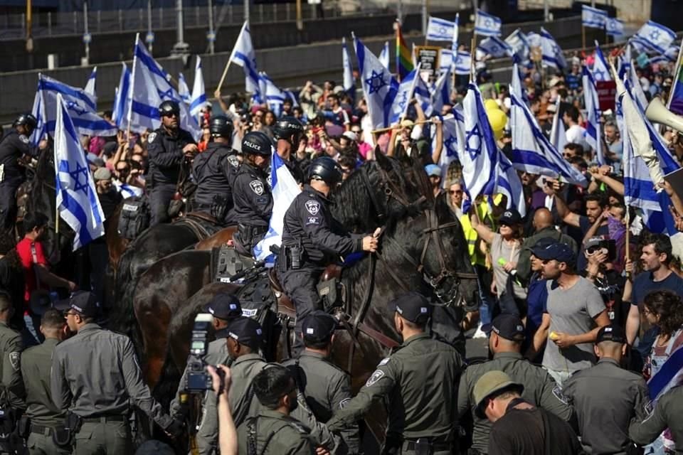 La Policía intenta dispersar a los manifestantes mientras bloquean una carretera durante una protesta contra los planes del primer ministro Benjamin Netanyahu para reformar el sistema judicial.