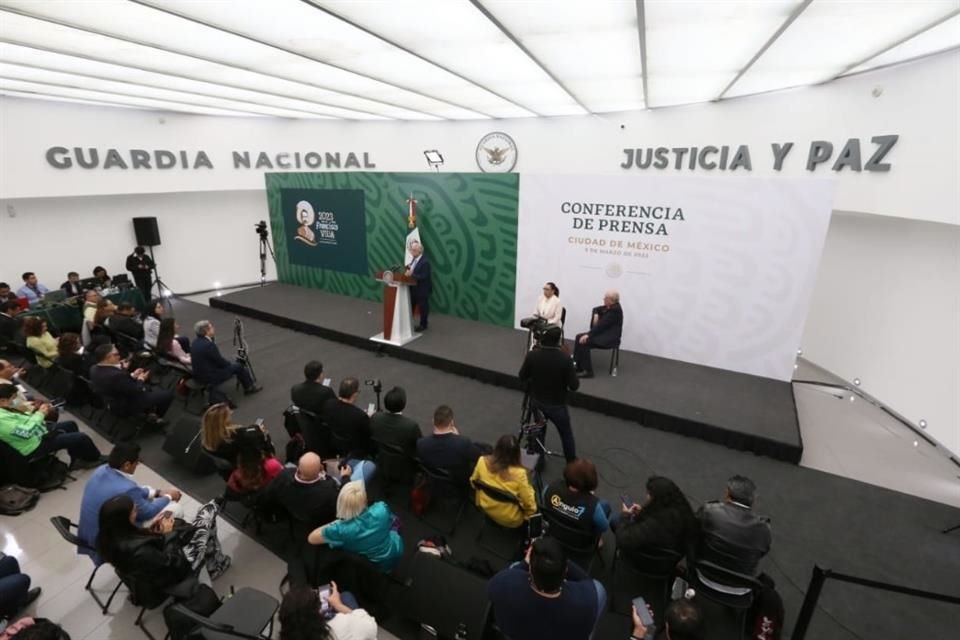 Por primera vez, el Mandatario federal encabezó su mañanera en la planta alta del 'búnker' de la extinta Policía Federal.