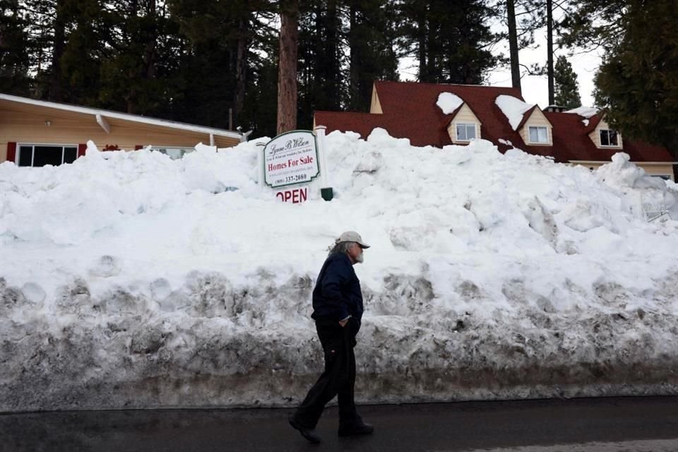 Una serie de tormentas invernales dejaran caer más de 2 metros y medio de nieve en las montañas de San Bernardino, en el sur de California.