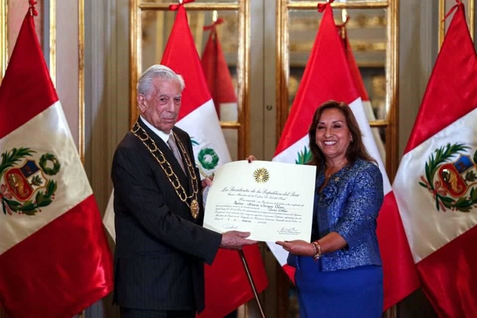 La presidenta de Perú, Dina Boluarte presenta el gran collar de la Orden del Sol al escritor peruano y premio Nobel de literatura Mario Vargas Llosa.