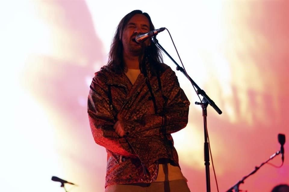 El vocalista de Tame Impala, Kevin Parker, tuvo un accidente y se fracturó la cadera.