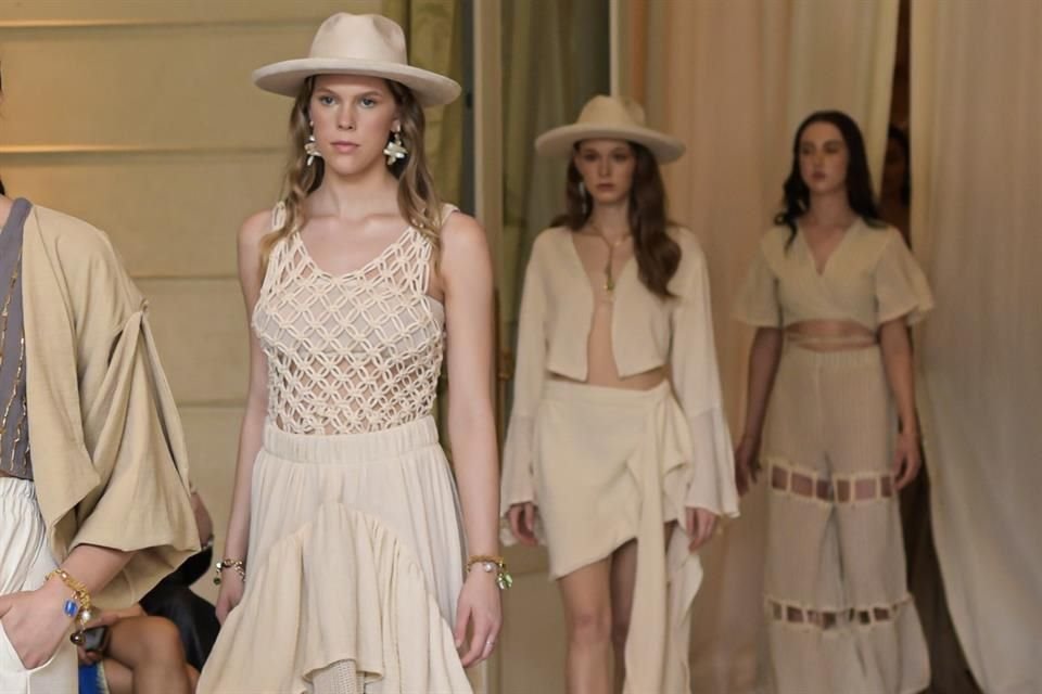 Con 10 looks integrados por 20 piezas de diseño único, la marca Contra Corriente de Ana Paula transportó a los asistentes a su desfile a los movimientos del mar