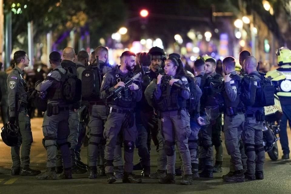 La policía israelí informó que un atacante palestino disparó e hirió a tres personas en el centro de Tel Aviv.