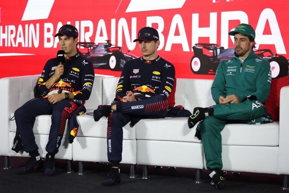 Sergio Pérez, Max Verstappen y Fernando Alonso en la conferencia de los pilotos del podio del GP de Bahréin.  Foto Cortesía Red Bull Content Poll