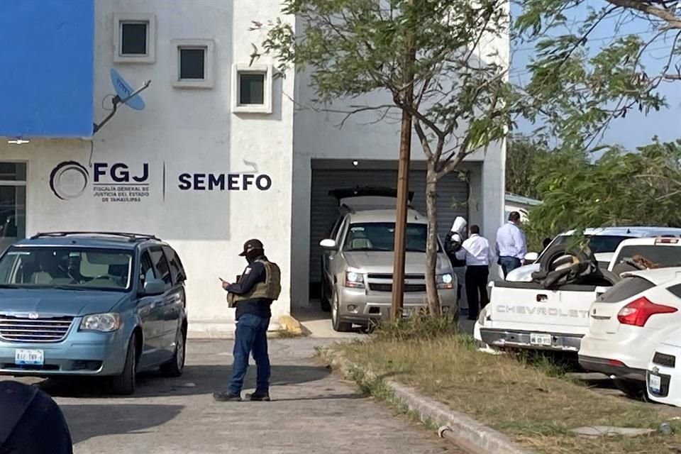 Los restos fueron trasladados del Semefo al Puente Internacional Ignacio Zaragoza en carrozas de funerarias locales.