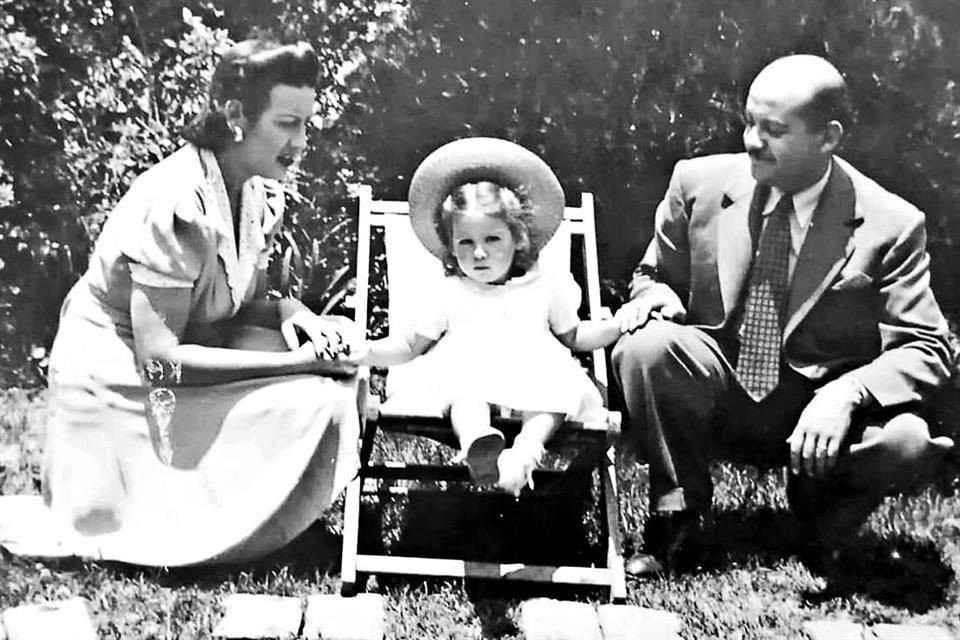 Beatriz Álvarez Delgado y Manuel Esperón con Graciela, su segunda hija, a quien la cantante se dedicó por completo.