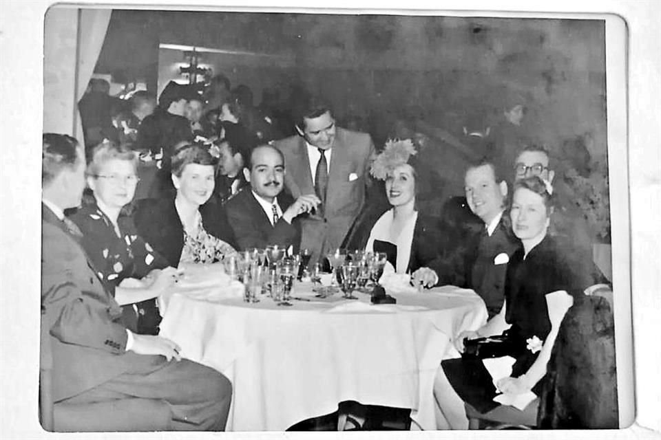 La cantante (con tocado en la cabeza) y el compositor Manuel Esperón a su izquierda, durante un festejo en Hollywood tras finalizar la producción de 'Los tres caballeros', de los estudios Disney.