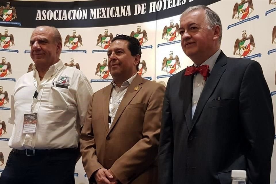 Jesús F. Nader, líder de los hoteleros en NL, y Raúl Muñoz, vicepresidente de la AMHM, y Francisco Madrid Flores, director del Centro de Investigación y Competitividad Turística.