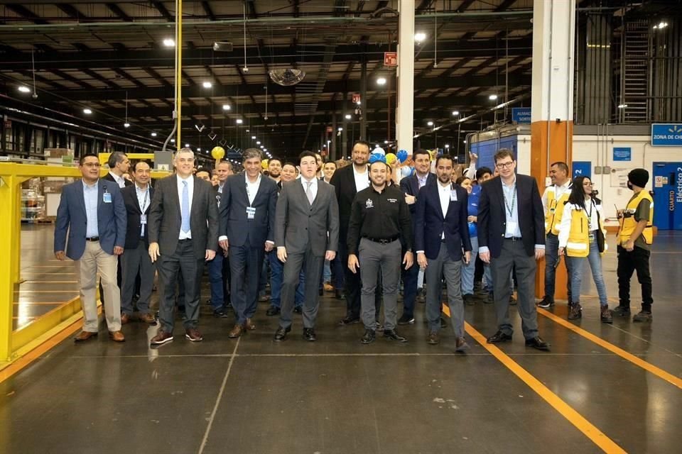 Directivos de Walmart junto a funcionarios del Gobierno de NL,  encabezados por su CEO, Guillermo Loureiro y por el Gobernador Samuel García, revelaron la inversión para el Estado.