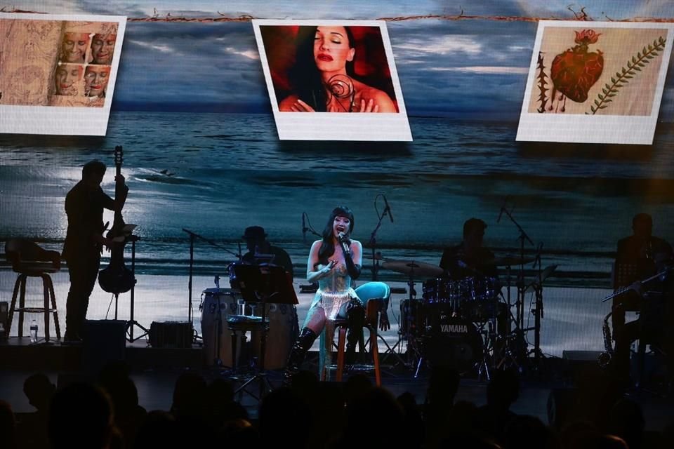 La soprano Susana Zabaleta derrochó sensualidad en el concierto que dio en el Lunario del Auditorio Nacional, el cual 'hizo un cabaret'.