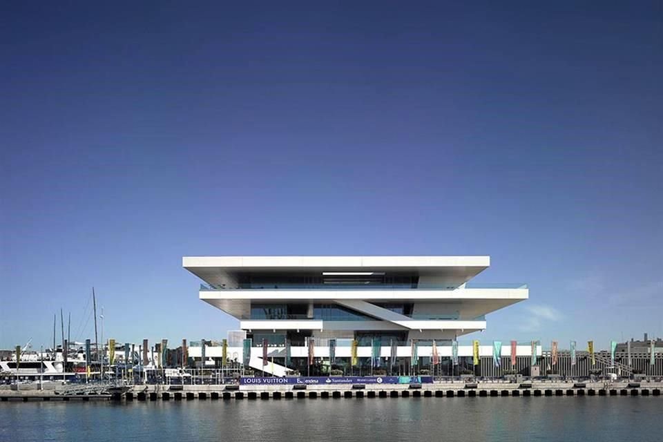 Valencia, España. Edificio Foredeck de la Copa América, protagonista de las regatas más importantes de la vela a nivel mundial.