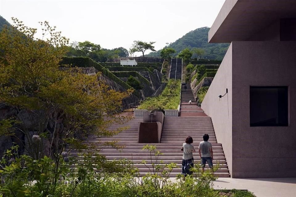 Inagawa, Japón. Capilla del cementerio de Inagawa y centro de visitantes, proyecto construido en una pronunciada pendiente.