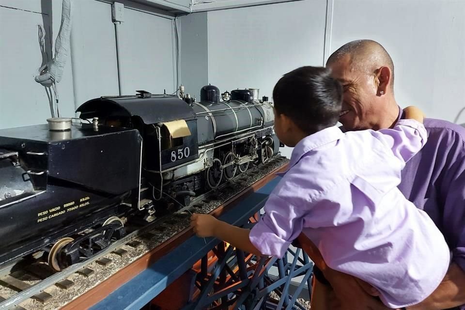 El Museo Ferrocarrilero en Sonora es uno de los que se ha sumado al programa de emociones positivas; en la imagen un visitante y su hijo frente a la Locomotora de Vapor a escala Empalme No.850.