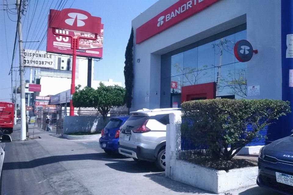 Al llegar a una sucursal bancaria de López Mateos, en Zapopan, un cuentahabiente fue despojado de más de 100 mil pesos por dos motoladrones, que hasta el momento no han sido localizados.