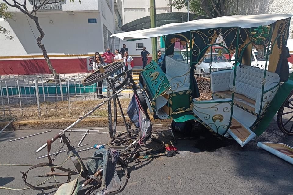 El accidente sucedió este viernes alrededor de las 12:10 horas, en la Calle Lopez Cotilla, cerca del cruce con Progreso y aún se desconocen las causas.