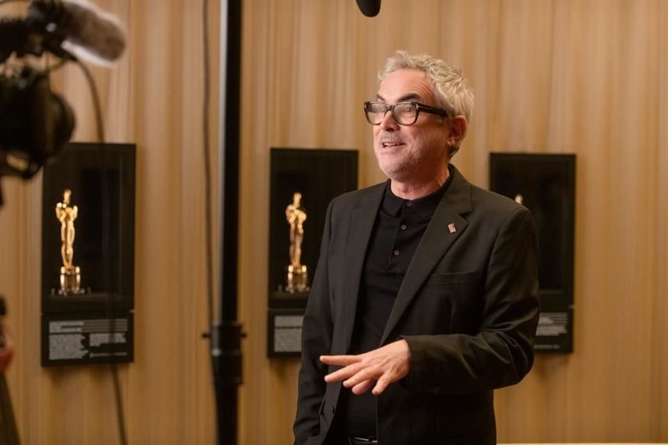 El cineasta mexicano Alfonso Cuarón goza su inesperada nominación al Óscar en la categoría a Mejor Cortometraje por 'Le Pupille'.