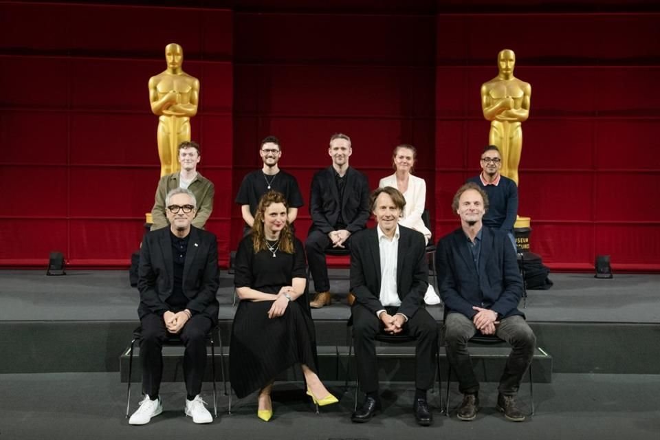 Los realizadores de los otros cortos en competencia posaron tras exhibir sus filmes en el Museo de la Academia.