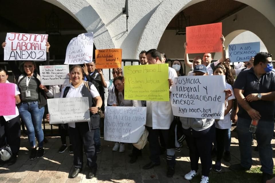 Un grupo de trabajadores del SSJ se manifestaron afuera el día de ayer afuera de Casa Jalisco.