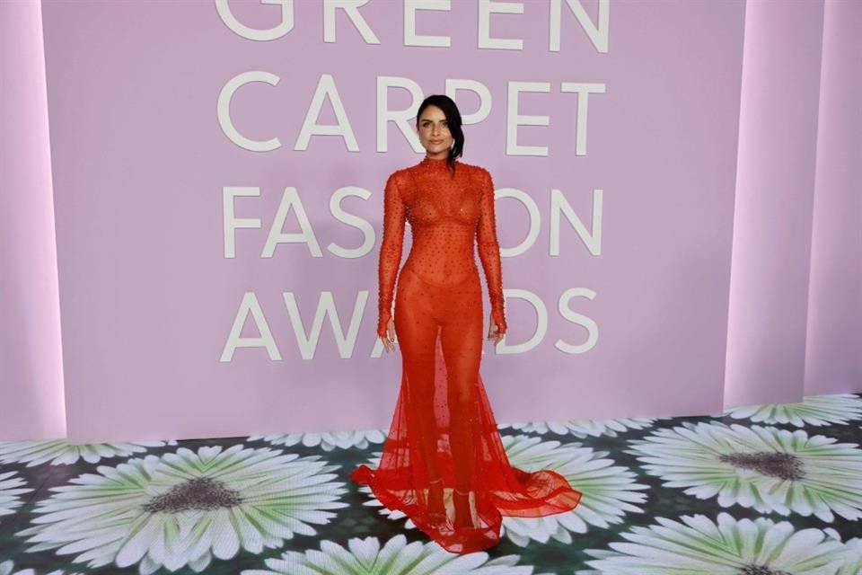 Aislinn Derbez robó suspiros en la gala de los Green Carpet Fashion Awards al lucir un vestido rojo transparente de mangas largas.