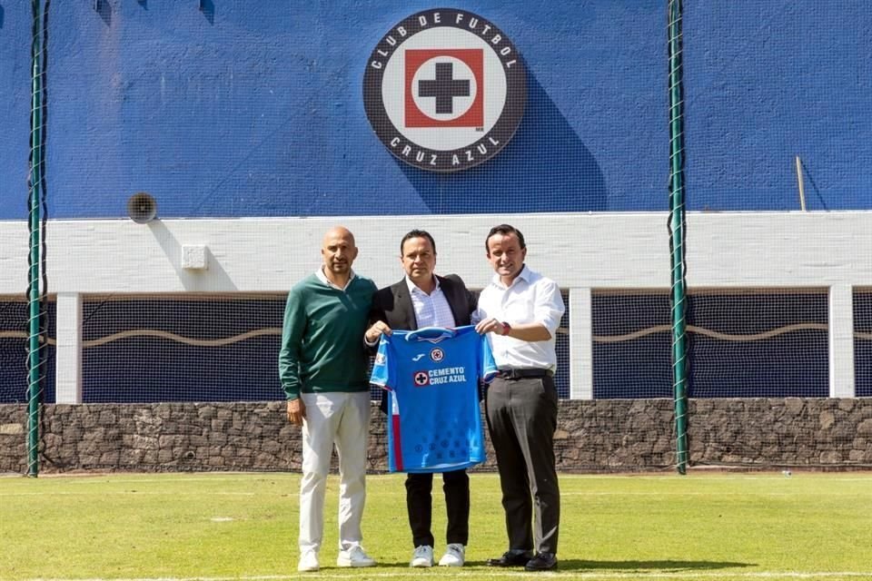 Arriola estuvo en La Noria con directivos de Cruz Azul.