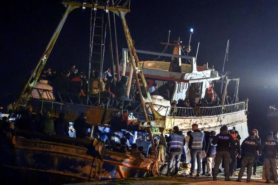 La Policía italiana revisa un barco de pesca con unos 487 migrantes en el puerto de Crotona, en el sur de Italia, la madrugada del 11 de marzo.