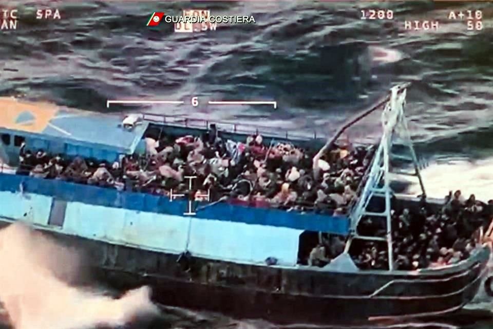 Un video de la Guardia Costera italiana mostró otra de las embarcaciones  sobrecargada de migrantes, durante una operación de rescate frente a la costa de Calabria, en el sur de Italia.