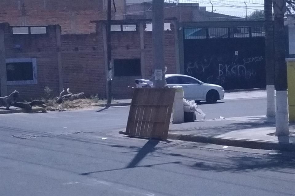 Un cadáver envuelto en lonas y sobre un 'diablito', fue abandonado esta mañana a espaldas de una plaza de Oblatos, en Guadalajara, junto a la base de una cama.