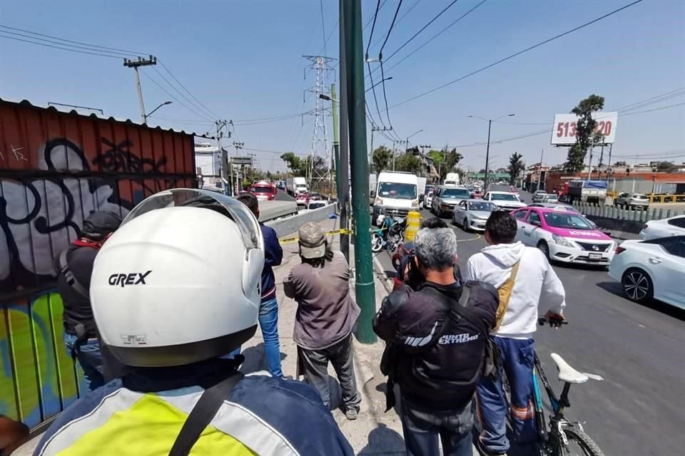 El motociclista avanzaba sobre Periférico en dirección hacia el sur, cuando, aparentemente, perdió el control metros antes de llegar a la Calle Yamoli, en la Colonia Los Ángeles Apanoaya.