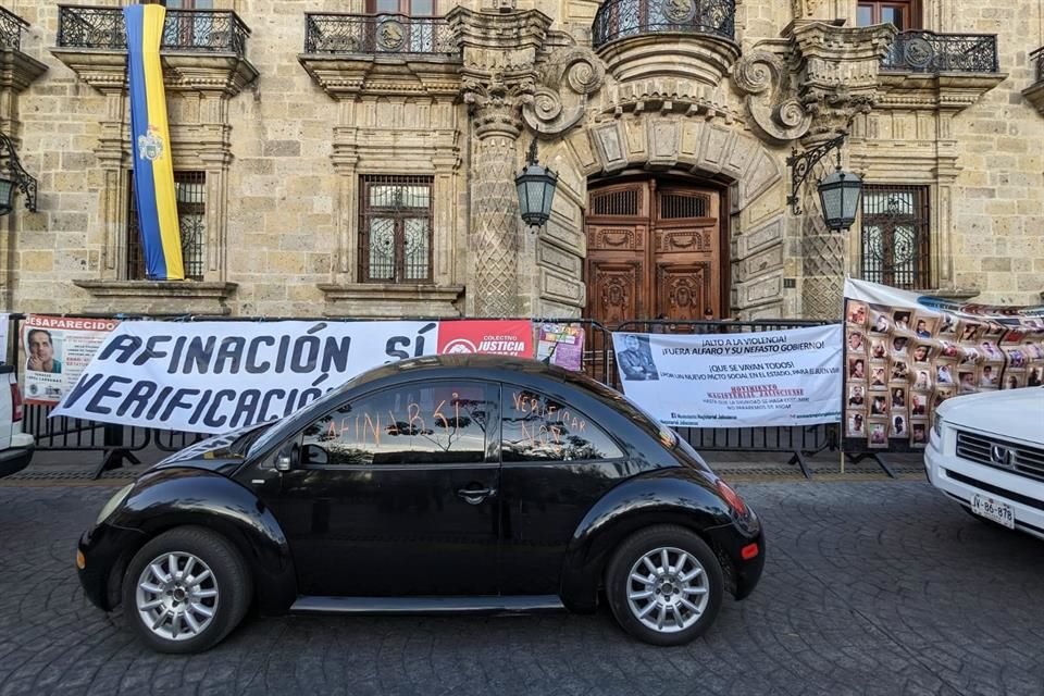 Autos con leyendas de afinación sí, verificación no.