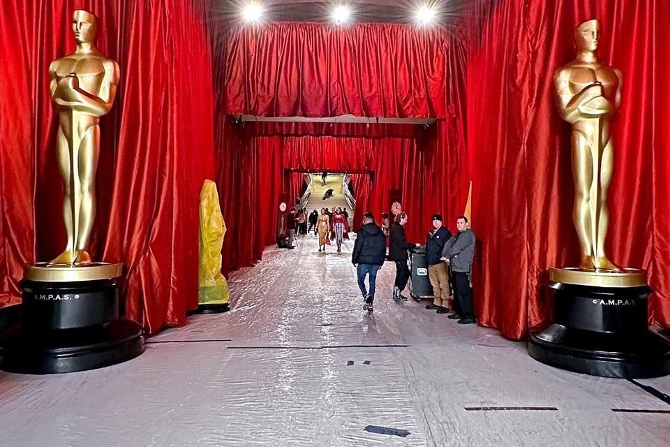 Los preparativos en la alfombra para la gran gala de esta noche se seguían realizando ayer pese a la lluvia que cayó.